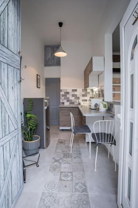 Cozy With Air Condition Freshly Renovated Apartament *